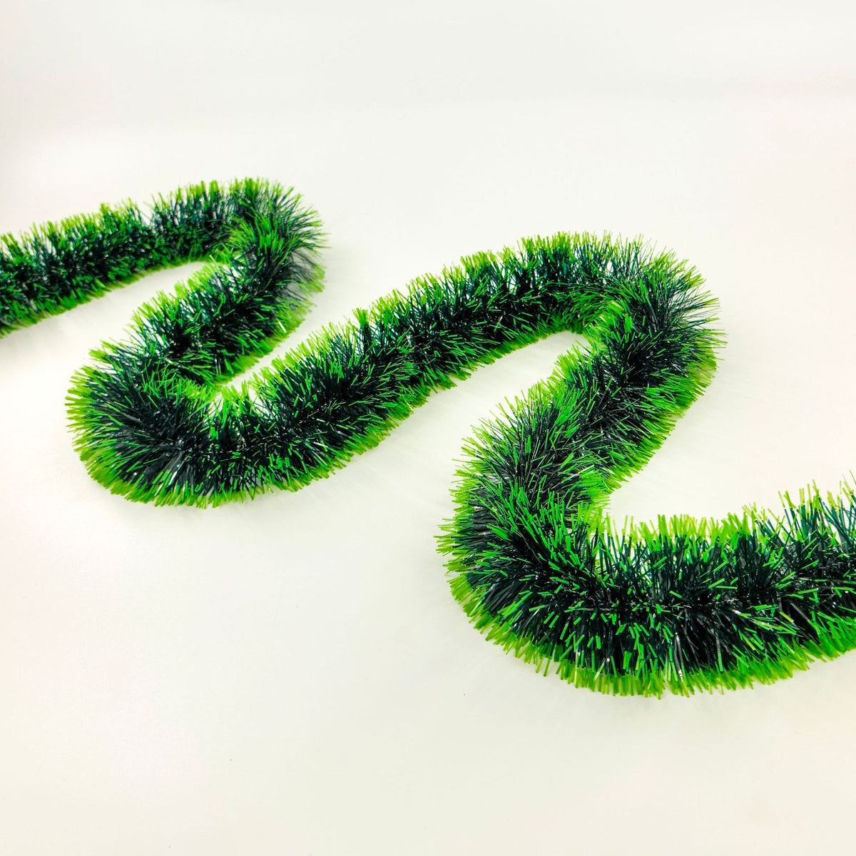 Festive Christmas party decoration garland with white and green snowflake-patterned edges¡ªideal for venue styling and adding a holiday atmosphere