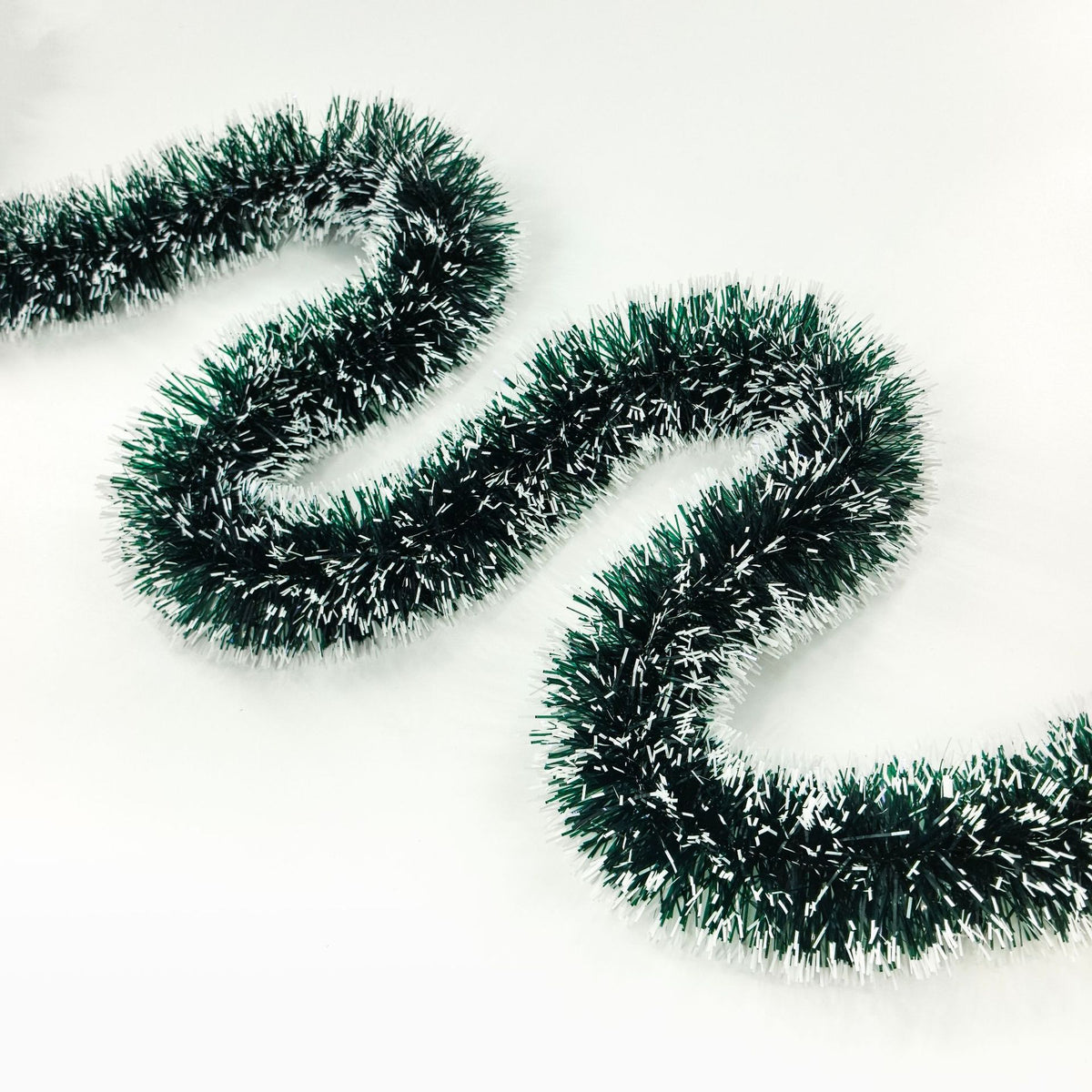 Festive Christmas party decoration garland with white and green snowflake-patterned edges¡ªideal for venue styling and adding a holiday atmosphere