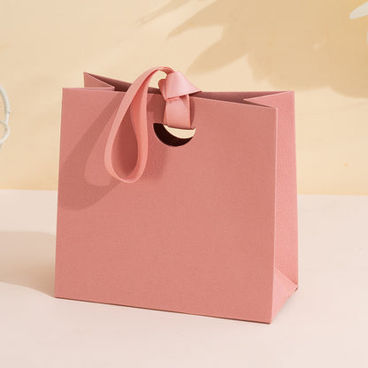 Exquisite paper gift bags with M-fold bottoms¡ªideal for jewelry and party favors