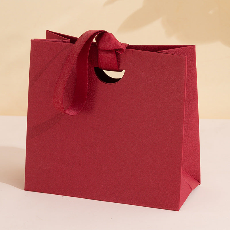 Exquisite paper gift bags with M-fold bottoms¡ªideal for jewelry and party favors